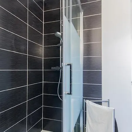 Sweethome - Black & White 아파트 디종