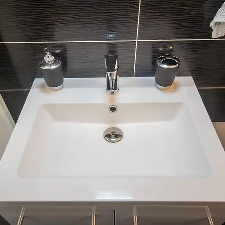 Sweethome - Black & White