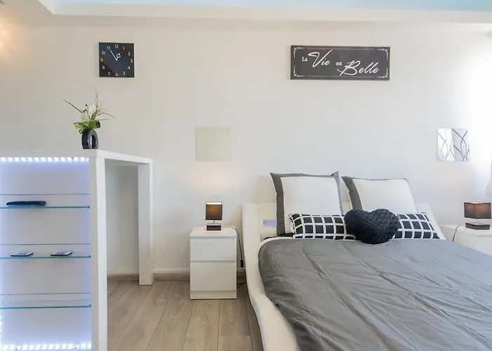 Sweethome - Black & White Apartment