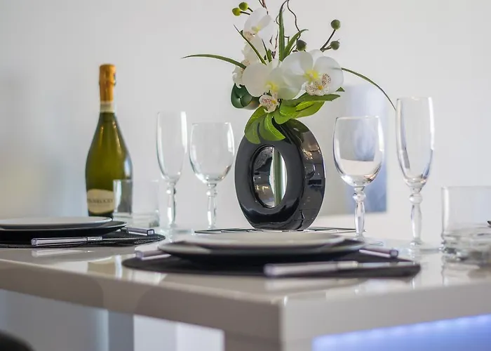 Apartment Sweethome - Black & White *