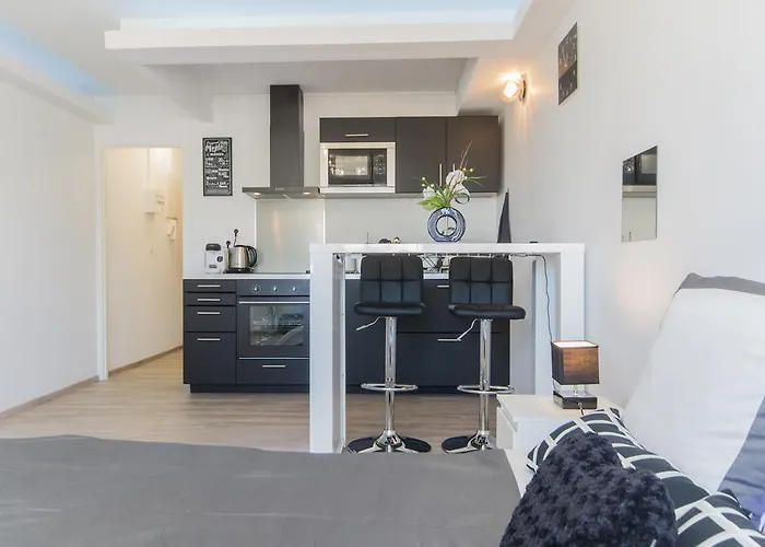 Sweethome - Black & White * Dijon