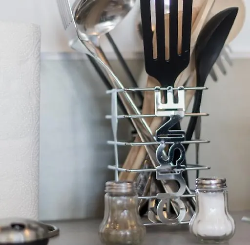 Sweethome - Black & White