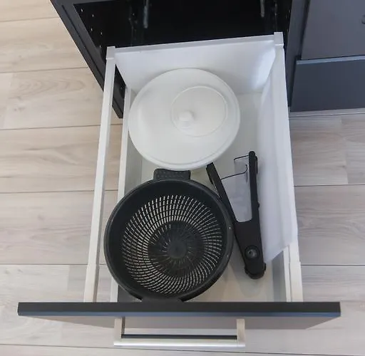 Sweethome - Black & White Apartment *