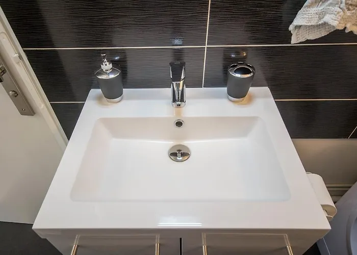 Sweethome - Black & White