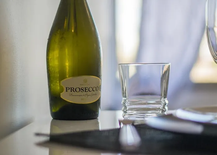 Sweethome - Black & White Apartment